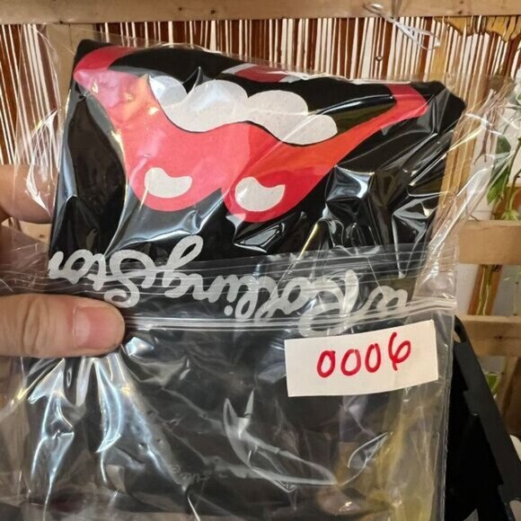 The Rolling Stones 2019 Baby 12-18M Lips Tongue Band Onesie One Piece Black - Picture 9 of 9